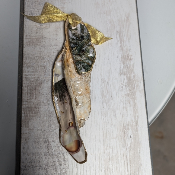 Handcrafted holiday decoupaged oyster shells gold & white set of 3 ornaments - Picture 10 of 10